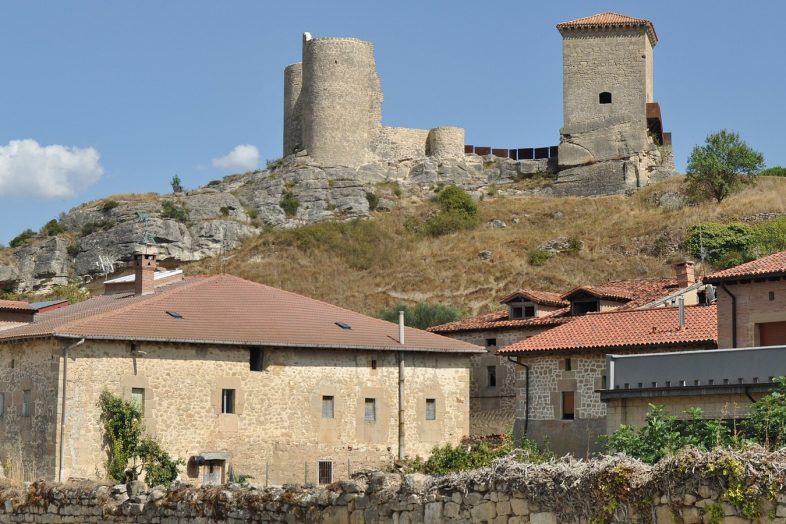 El castillo de Santa Gadea del Cid sobre su cerro, con los tejados de la villa debajo