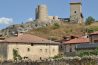El castillo de Santa Gadea del Cid sobre su cerro, con los tejados de la villa debajo
