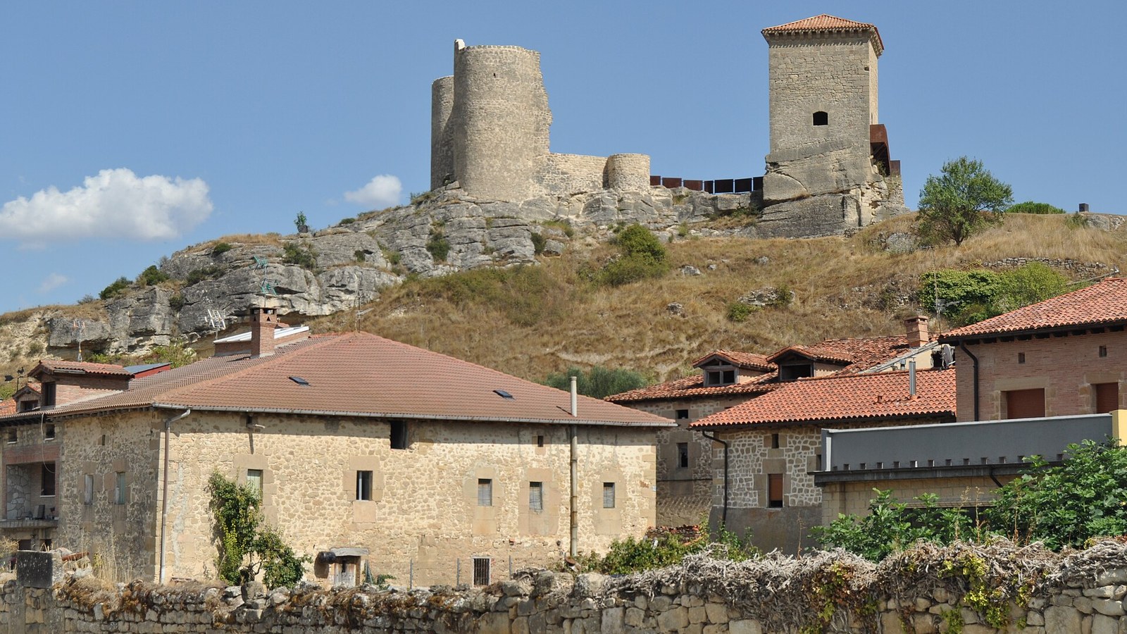 El castillo de Santa Gadea del Cid sobre su cerro, con los tejados de la villa debajo