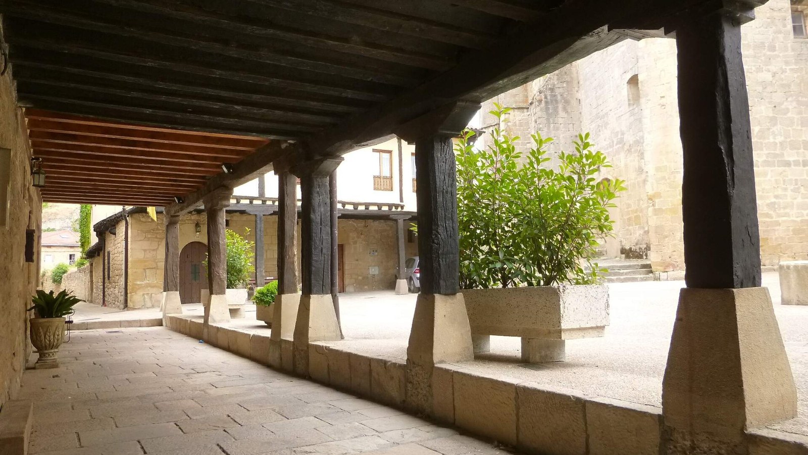 Soportales de madera de la plaza porticada de Santa Gadea del Cid