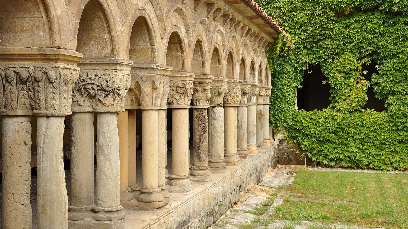Galería del claustro románico de la colegiata de Santa Juliana con sus capiteles labrados
