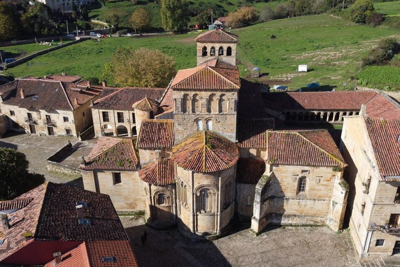 Vista aerea de la colegiata de Santa Juliana de Santillana del Mar entre los tejados de la villa