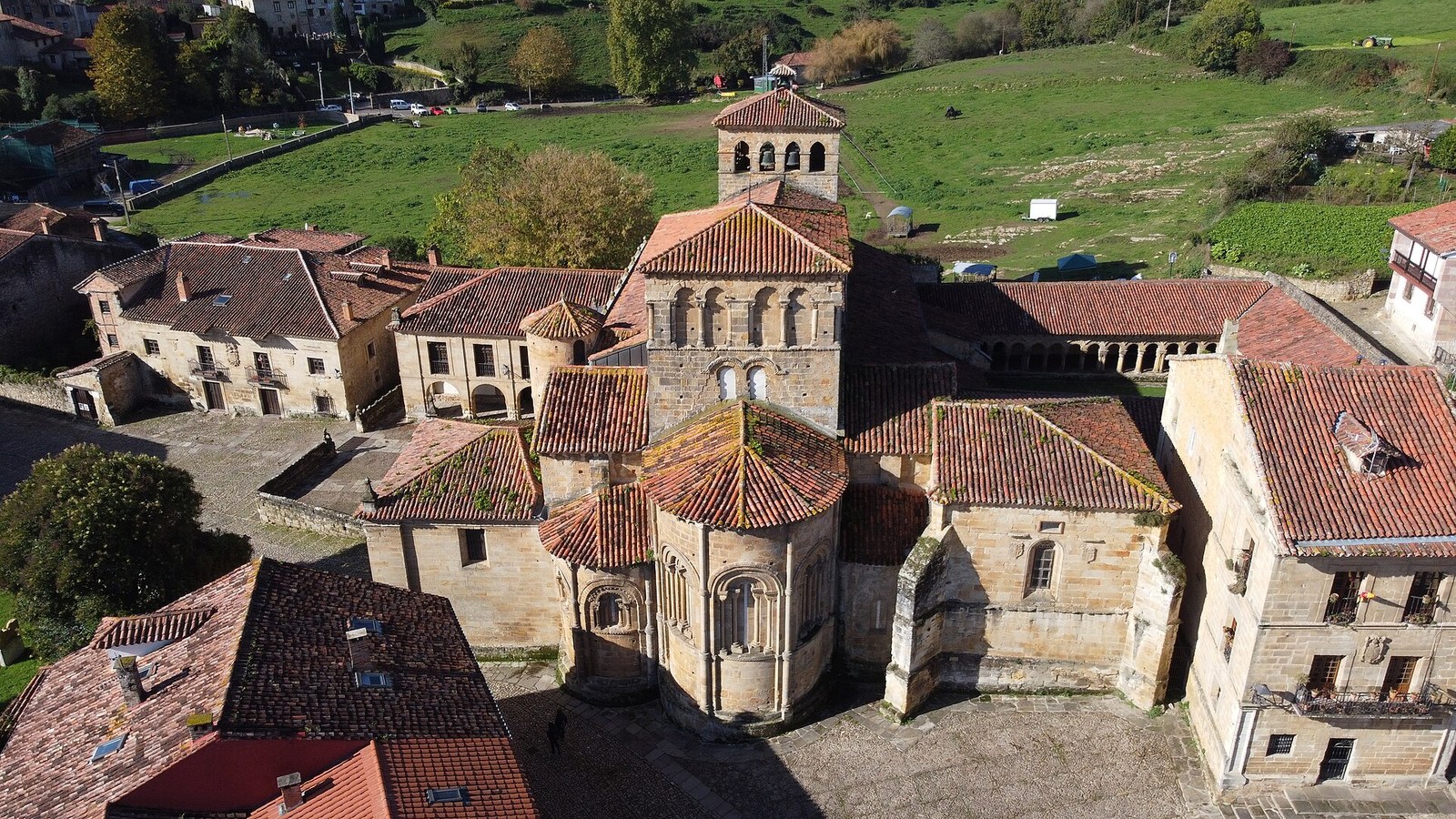 Vista aerea de la colegiata de Santa Juliana de Santillana del Mar entre los tejados de la villa