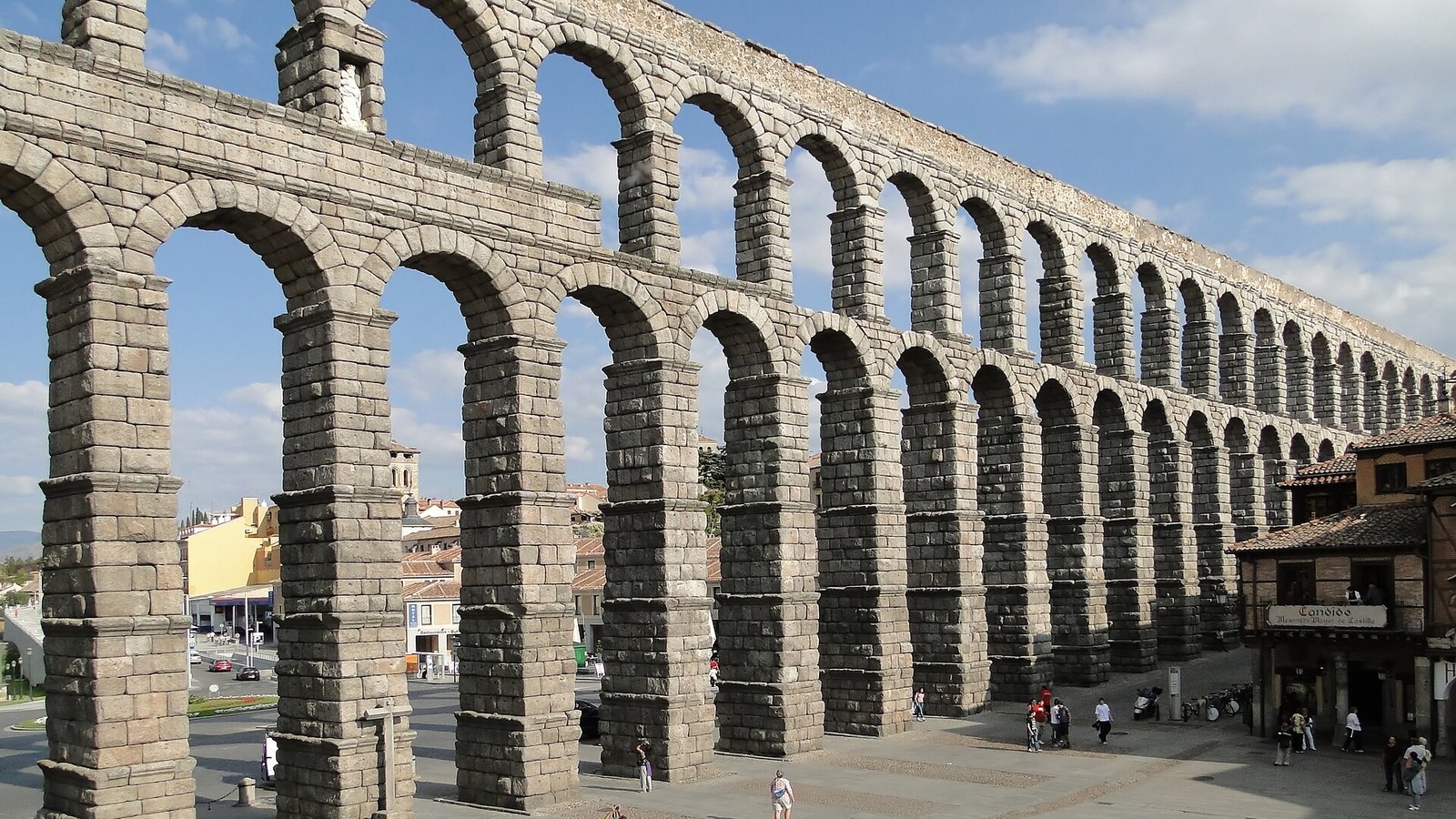 El acueducto romano de Segovia con su doble arquería sobre la plaza