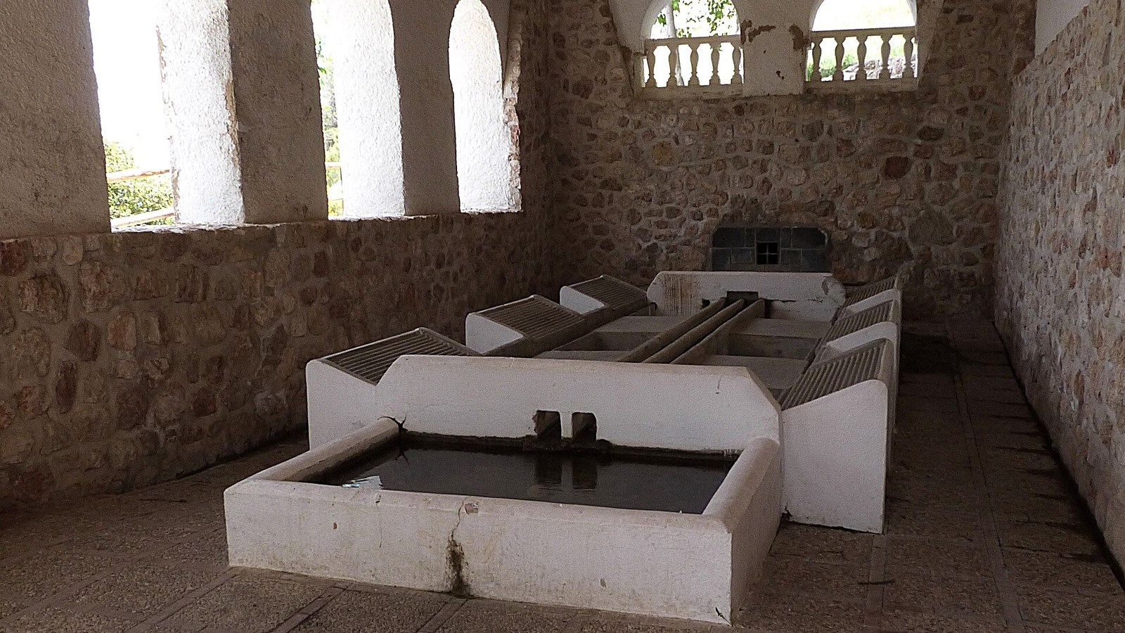 Interior de los baños árabes de Segura de la Sierra, con las pilas y los arcos de la bóveda