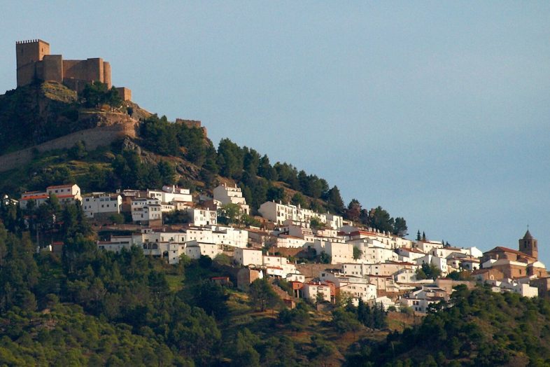 Segura de la Sierra escalonada bajo su castillo, en lo alto del cerro, rodeada de olivares