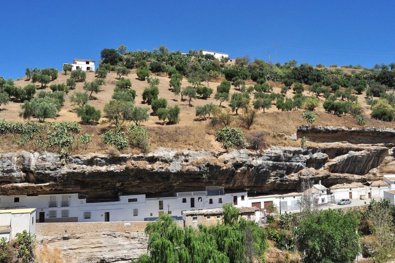 Las casas blancas de Setenil de las Bodegas encajadas bajo la visera de roca del tajo