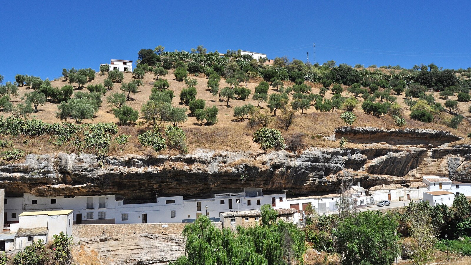 Las casas blancas de Setenil de las Bodegas encajadas bajo la visera de roca del tajo