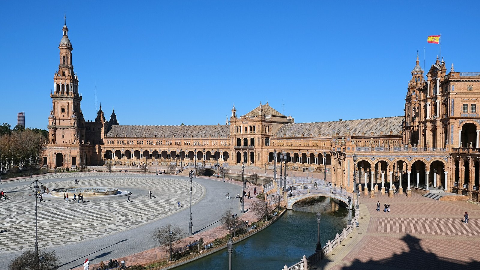 La Plaza de España de Sevilla con su canal y los pabellones de ladrillo