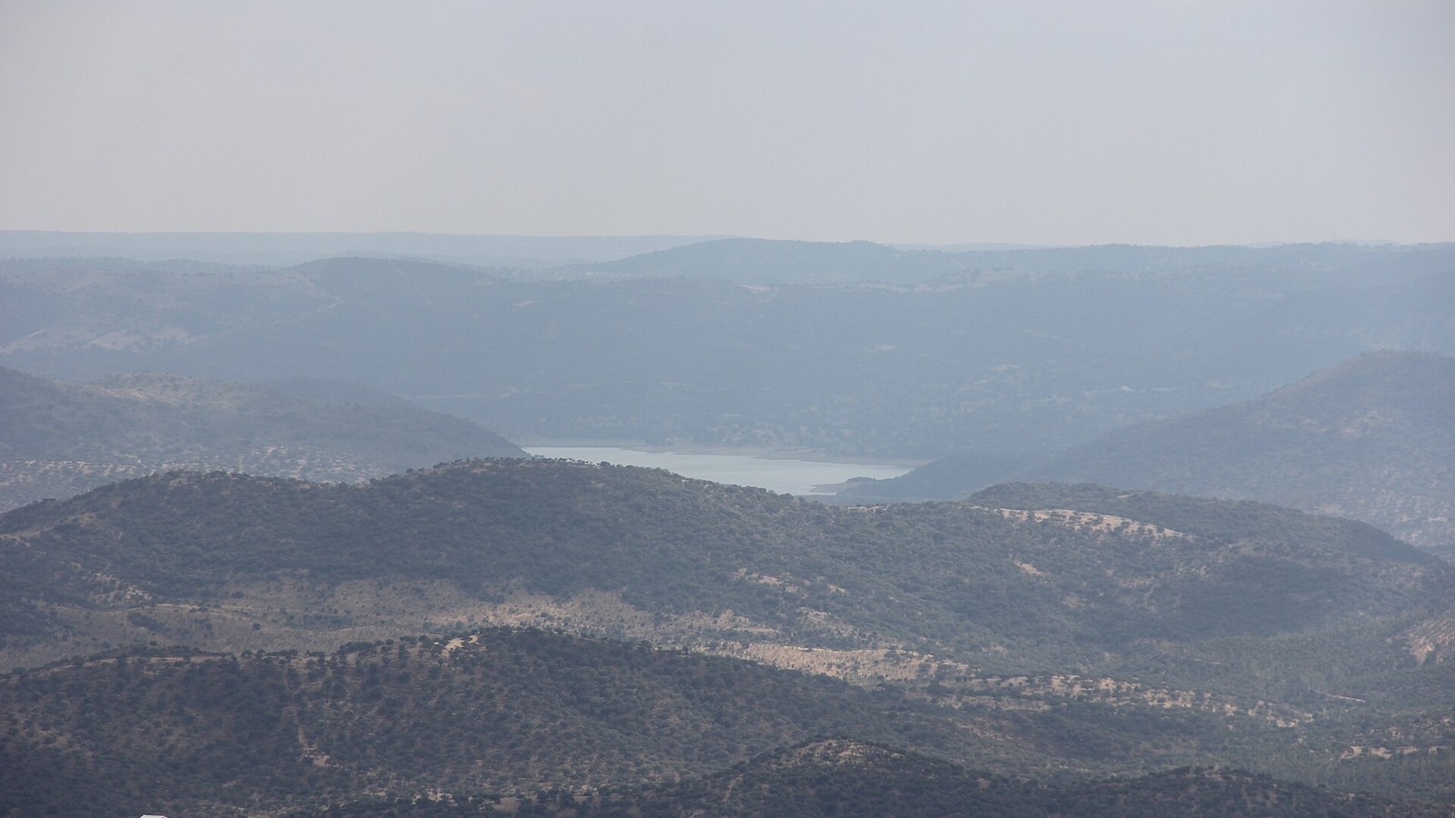 Las lomas del Parque Natural Sierra Norte de Sevilla con el embalse al fondo