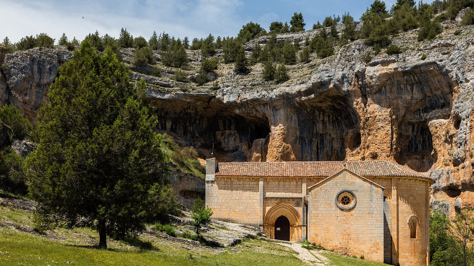 La ermita románica de San Bartolomé al pie de los farallones del Cañón del Río Lobos