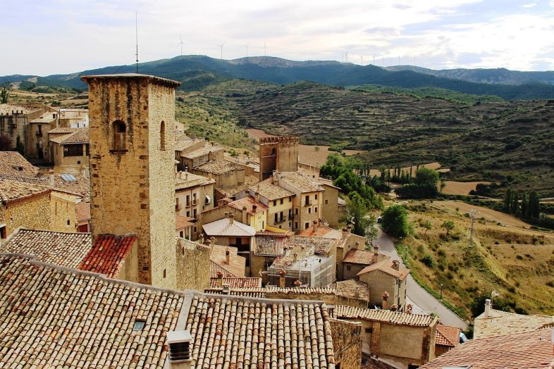 Tejados de Sos del Rey Católico con la torre de San Esteban y los campos de las Cinco Villas al fondo