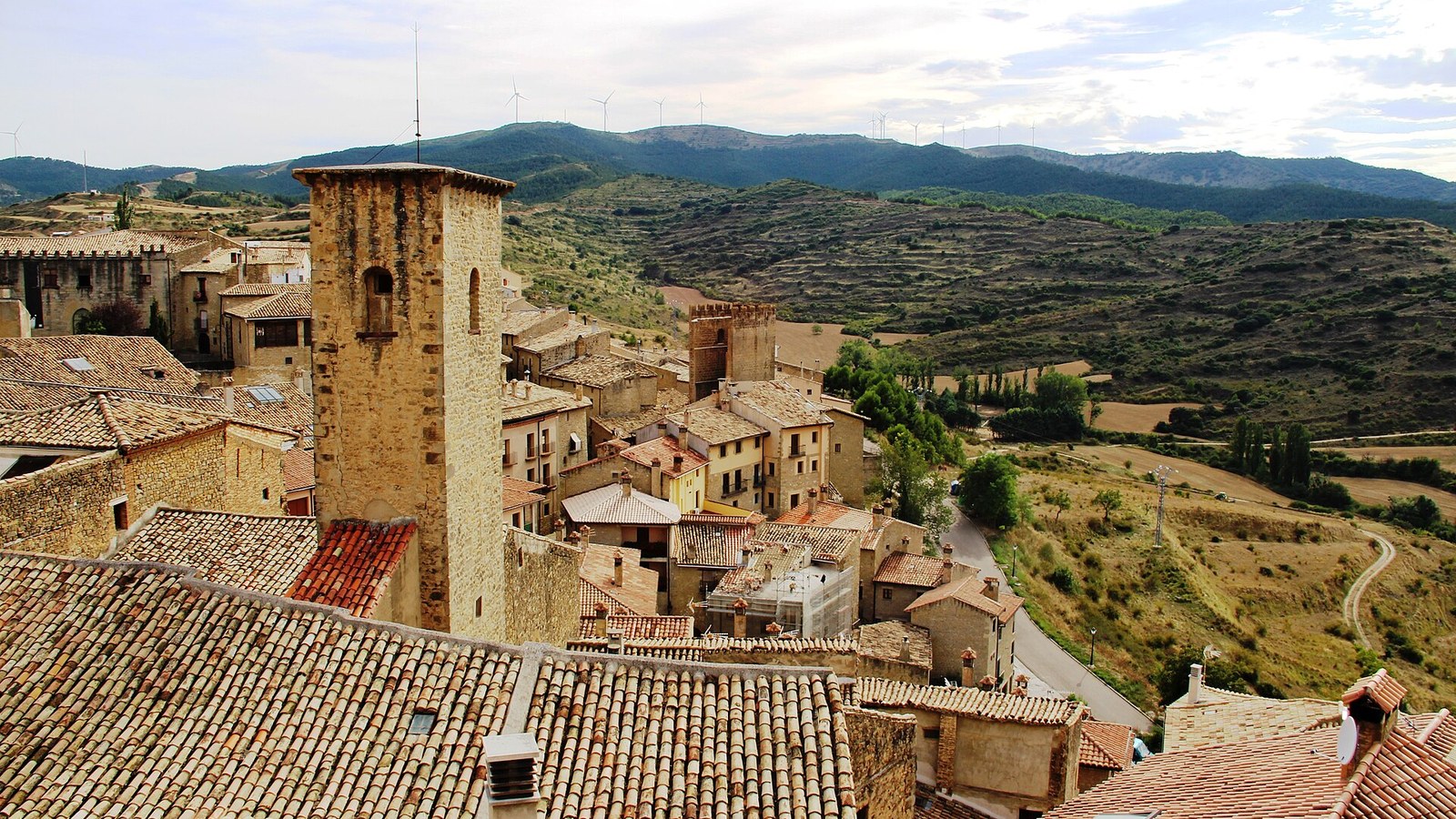 Tejados de Sos del Rey Católico con la torre de San Esteban y los campos de las Cinco Villas al fondo