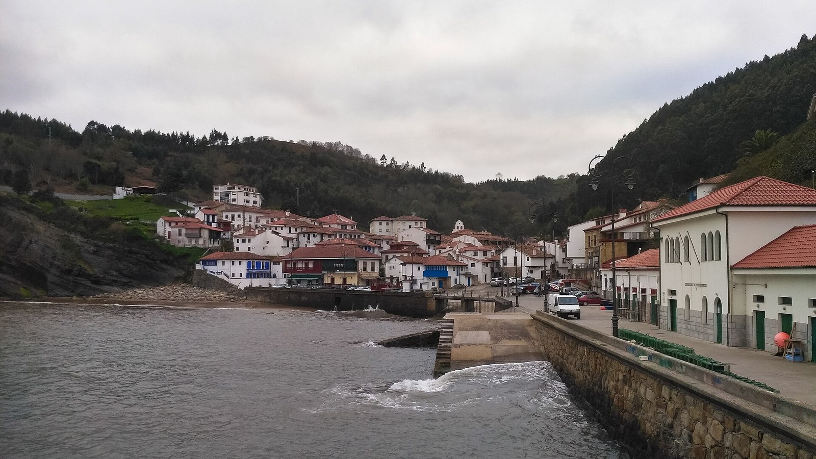 El pueblo de Tazones a lo largo del puerto, con las casas de colores sobre la ría