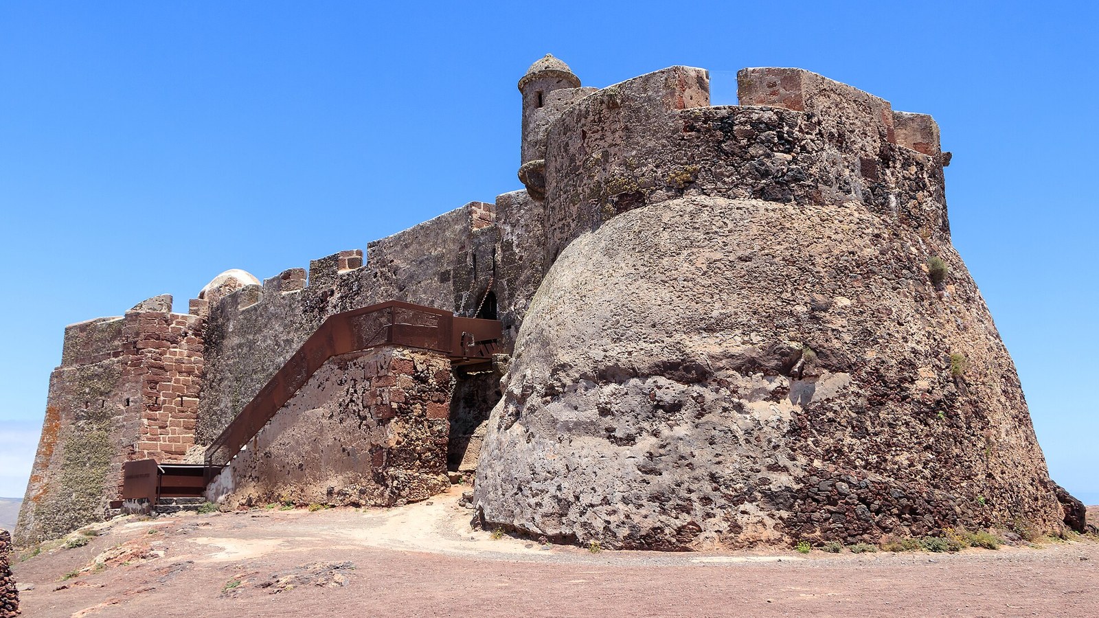 El castillo de Santa Bárbara sobre el cono volcánico de Guanapay
