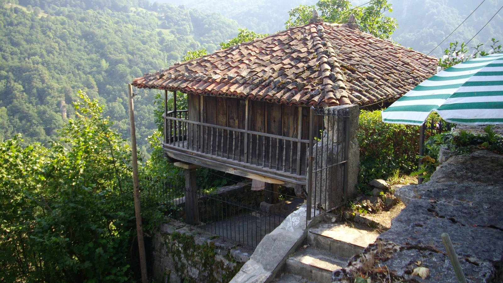 Panera asturiana de madera sobre pegollos de piedra en Torazo