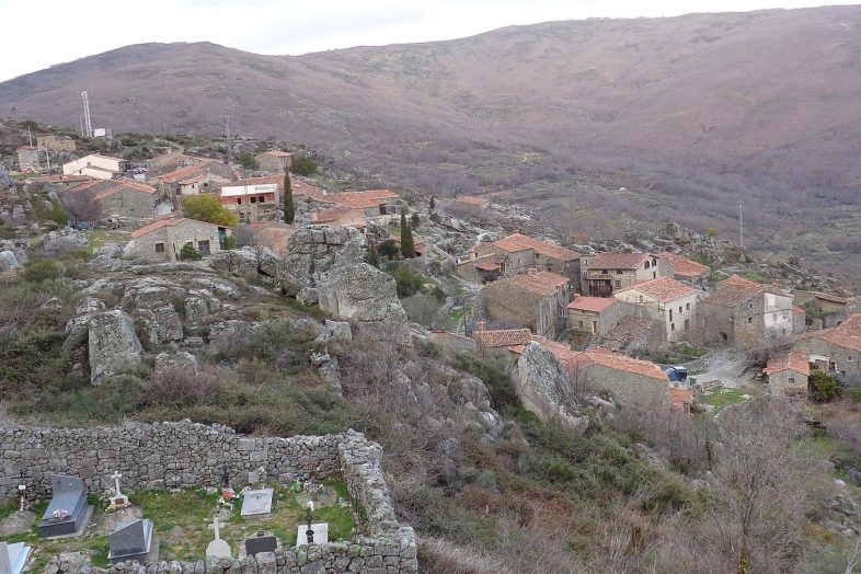 Trevejo desde el castillo, con las casas de piedra y las tumbas excavadas en la roca en primer plano