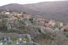 Trevejo desde el castillo, con las casas de piedra y las tumbas excavadas en la roca en primer plano