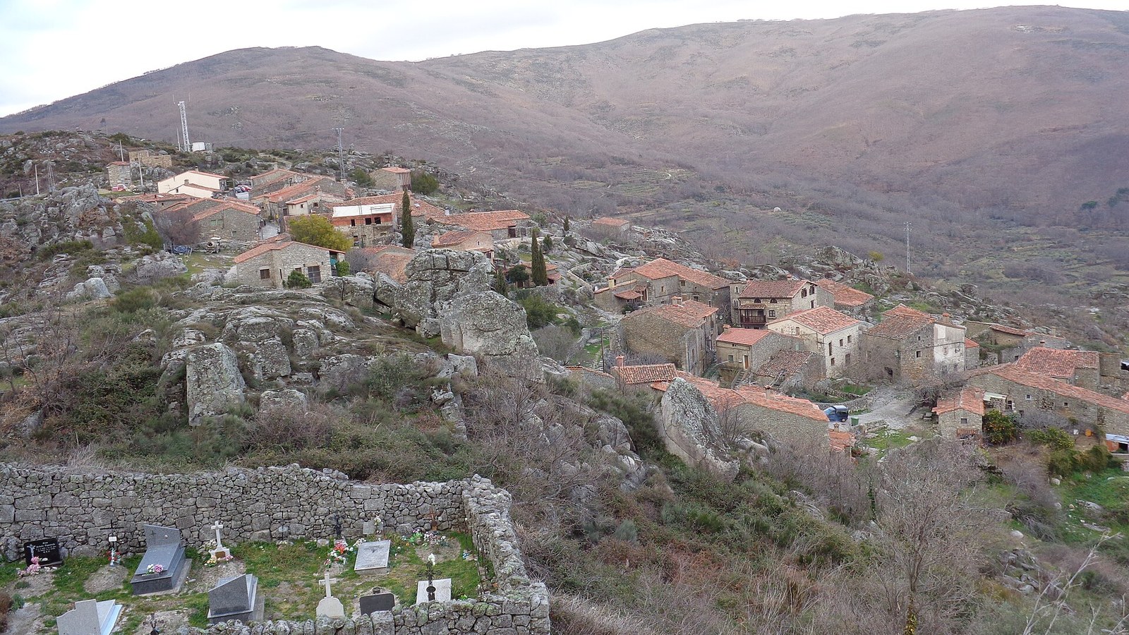 Trevejo desde el castillo, con las casas de piedra y las tumbas excavadas en la roca en primer plano