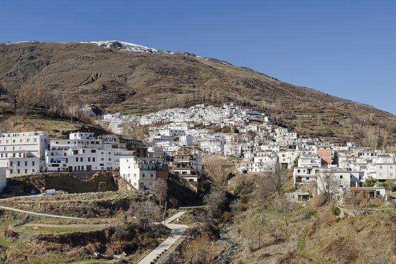 El pueblo blanco de Trevelez escalonado en la ladera, con Sierra Nevada encima