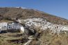 El pueblo blanco de Trevelez escalonado en la ladera, con Sierra Nevada encima