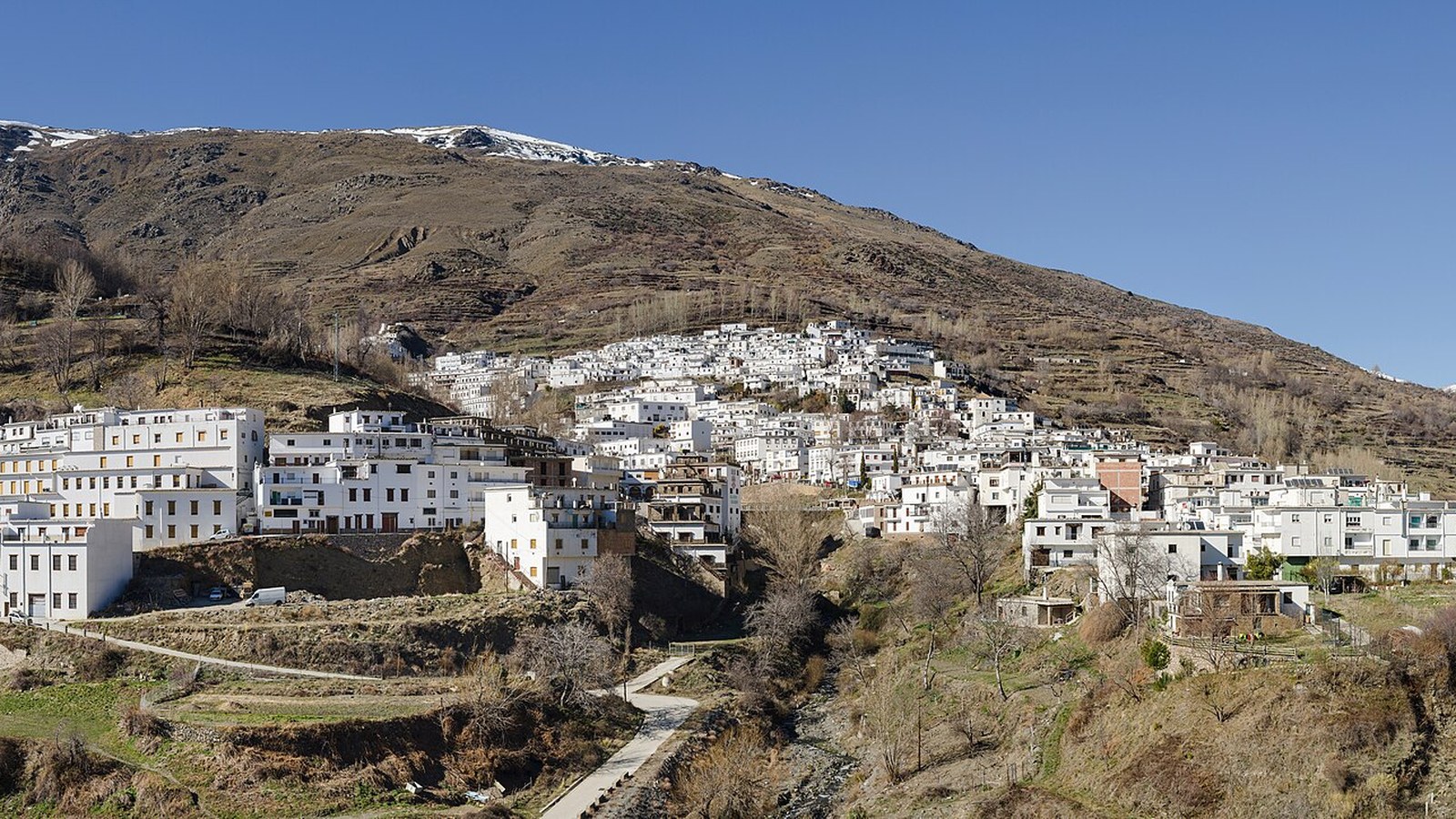 El pueblo blanco de Trevelez escalonado en la ladera, con Sierra Nevada encima