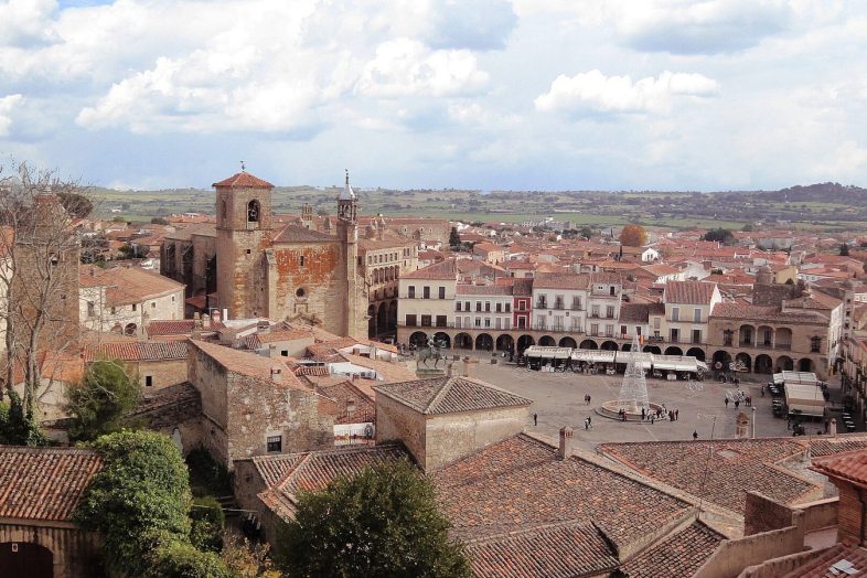 La plaza Mayor de Trujillo vista desde arriba, con la iglesia de San Martín y los palacios