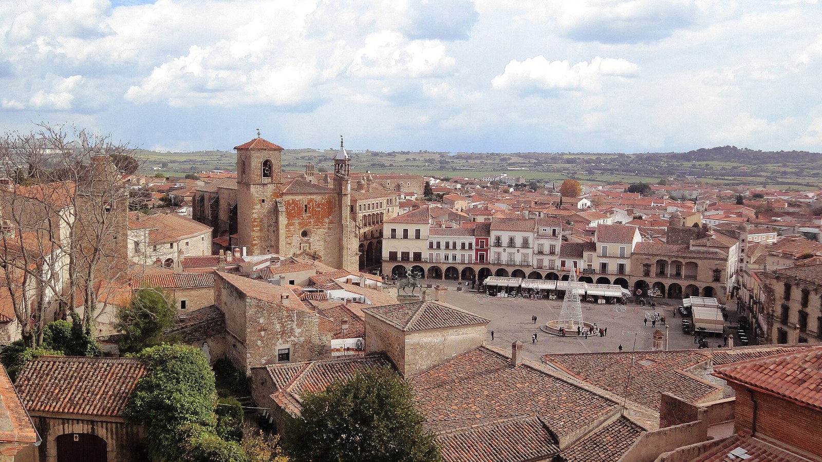 La plaza Mayor de Trujillo vista desde arriba, con la iglesia de San Martín y los palacios