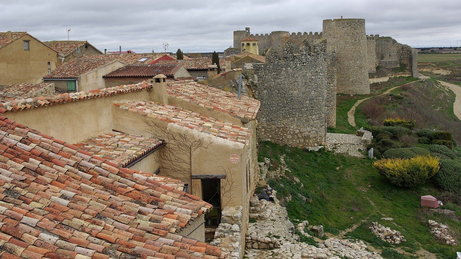 Tejados del casco de Urueña con la muralla y el castillo por encima