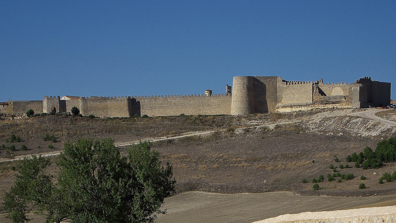 El recinto amurallado completo de Urueña sobre el cerro, dominando la llanura de los Montes Torozos