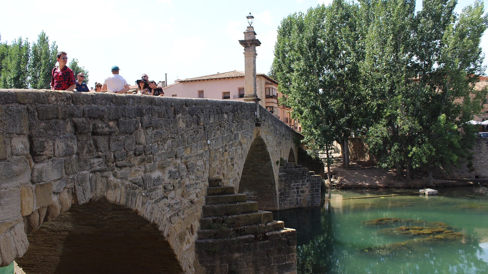 El puente gótico de piedra sobre el río Matarraña a la entrada de Valderrobres