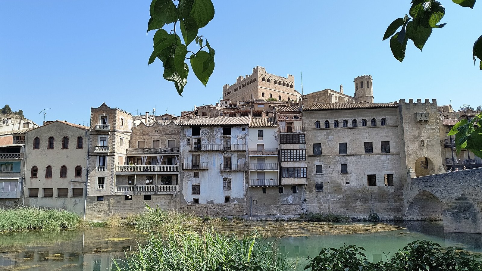 Las casas colgadas de Valderrobres sobre el río Matarraña, con el castillo y la iglesia arriba