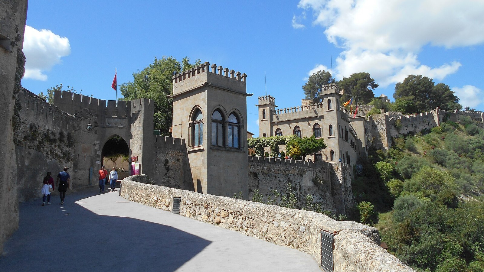 La entrada del castillo de Xàtiva, con sus torres y almenas