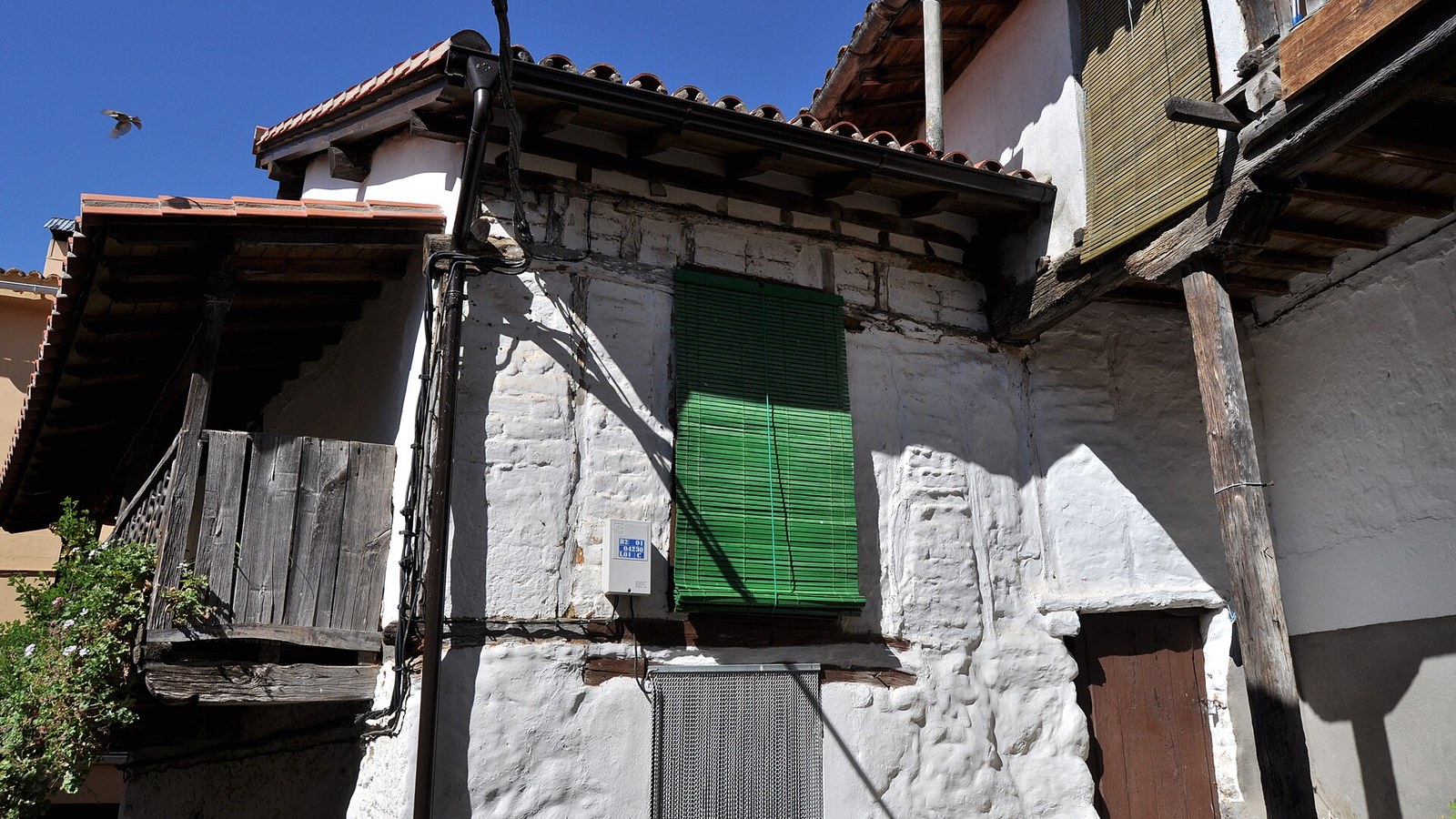 Casas veratas de entramado de madera y adobe encalado en Valverde de la Vera