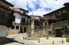 La picota gótica de Valverde de la Vera en su plaza, rodeada de casas con balconadas de madera