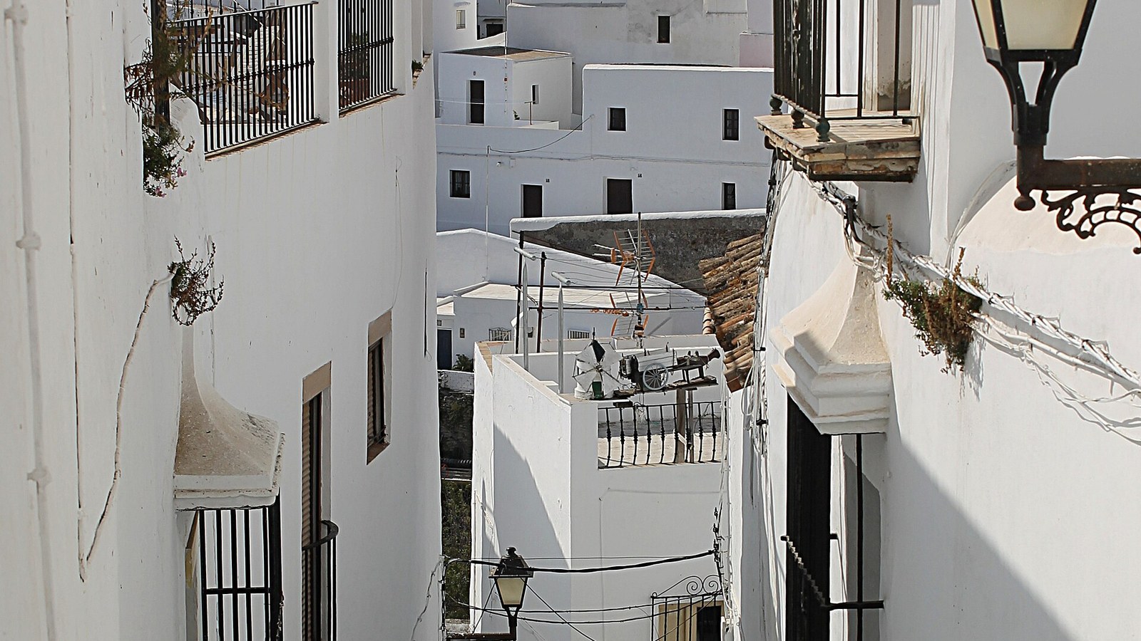 Calle estrecha y encalada del casco histórico amurallado de Vejer de la Frontera