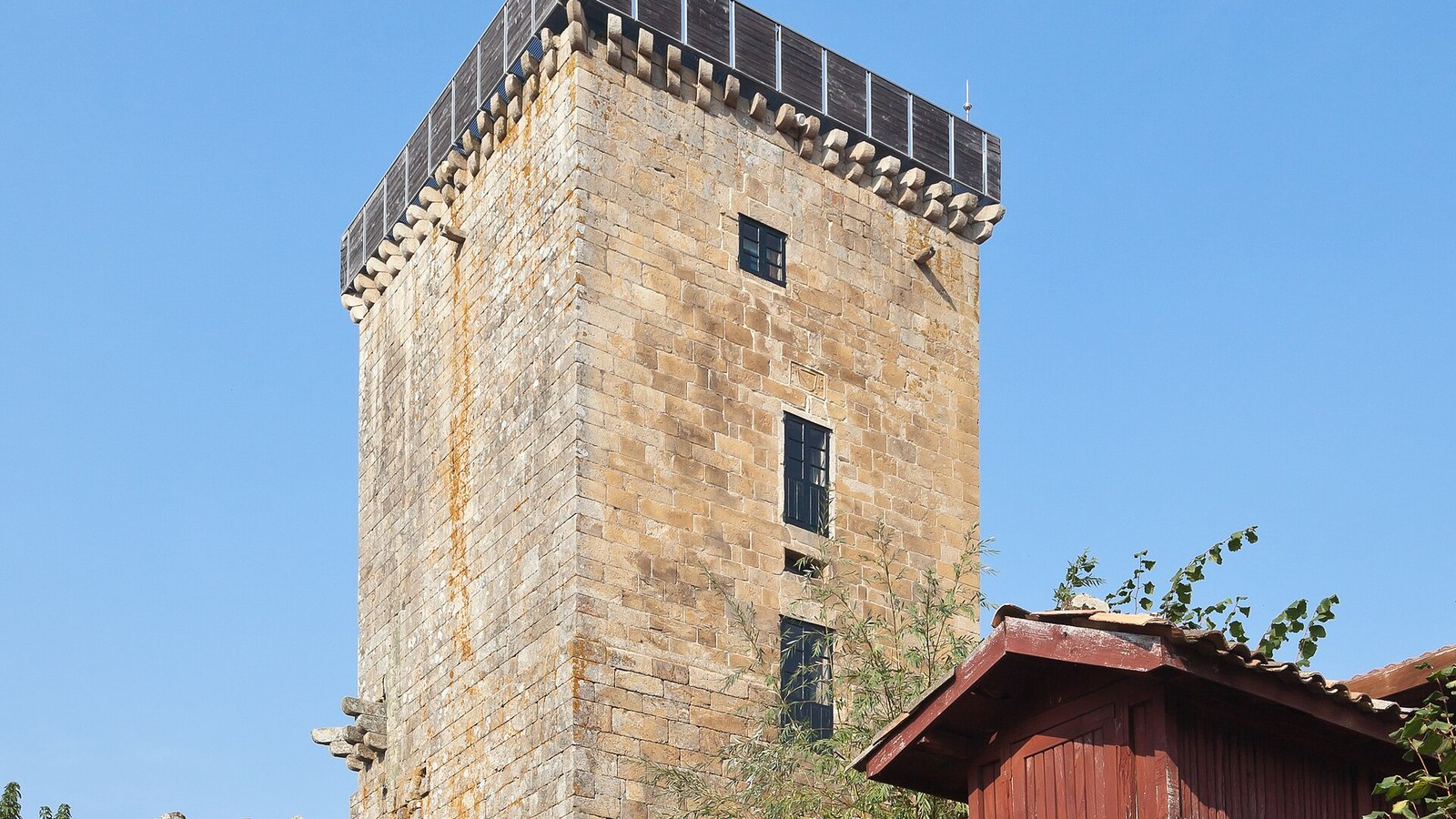La torre medieval de Vilanova dos Infantes, de diecinueve metros, contra el cielo azul