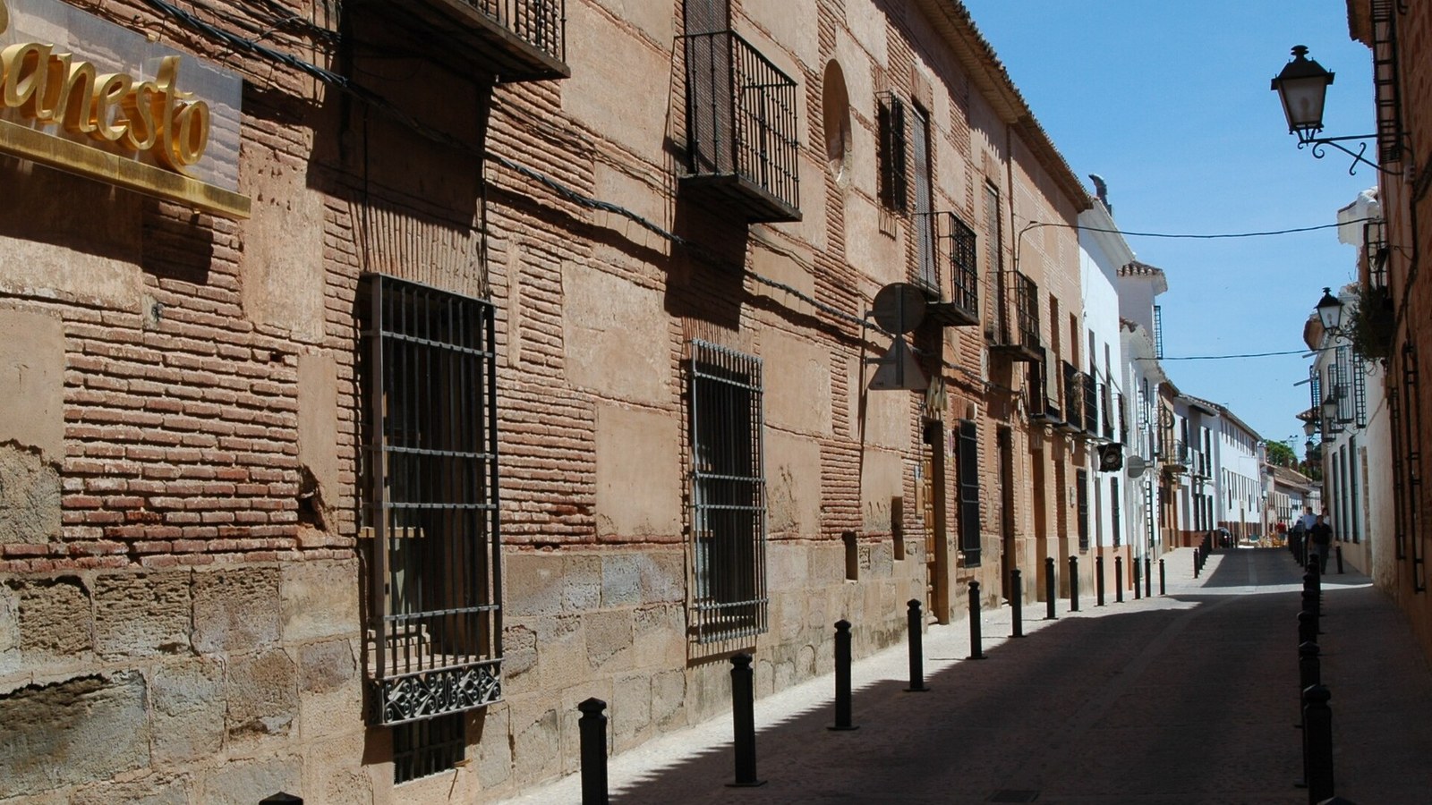 Calle de Villanueva de los Infantes con las fachadas de piedra rojiza de las casas hidalgas