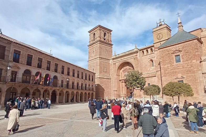 La plaza Mayor de Villanueva de los Infantes con la iglesia de San Andrés y los soportales