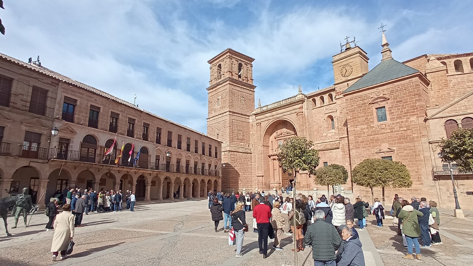 La plaza Mayor de Villanueva de los Infantes con la iglesia de San Andrés y los soportales