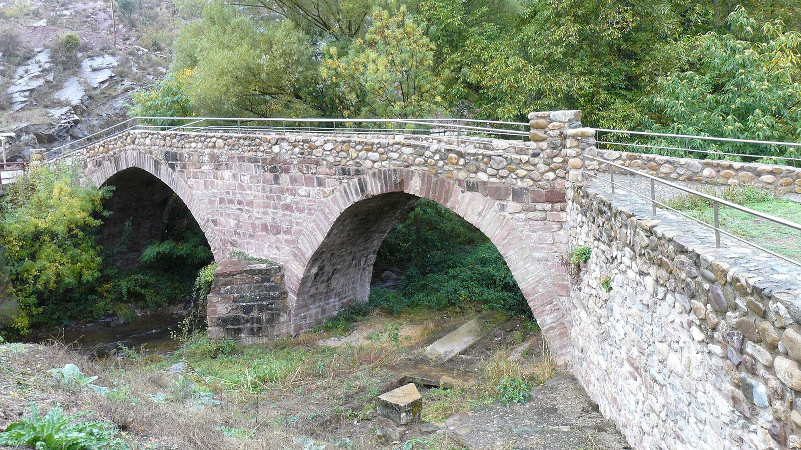 Puente de piedra de dos arcos sobre el río Urbión en Viniegra de Abajo