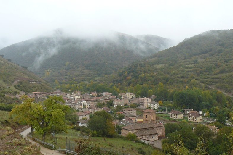 Viniegra de Abajo en su valle, con la niebla sobre los montes de la sierra de la Demanda