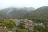 Viniegra de Abajo en su valle, con la niebla sobre los montes de la sierra de la Demanda