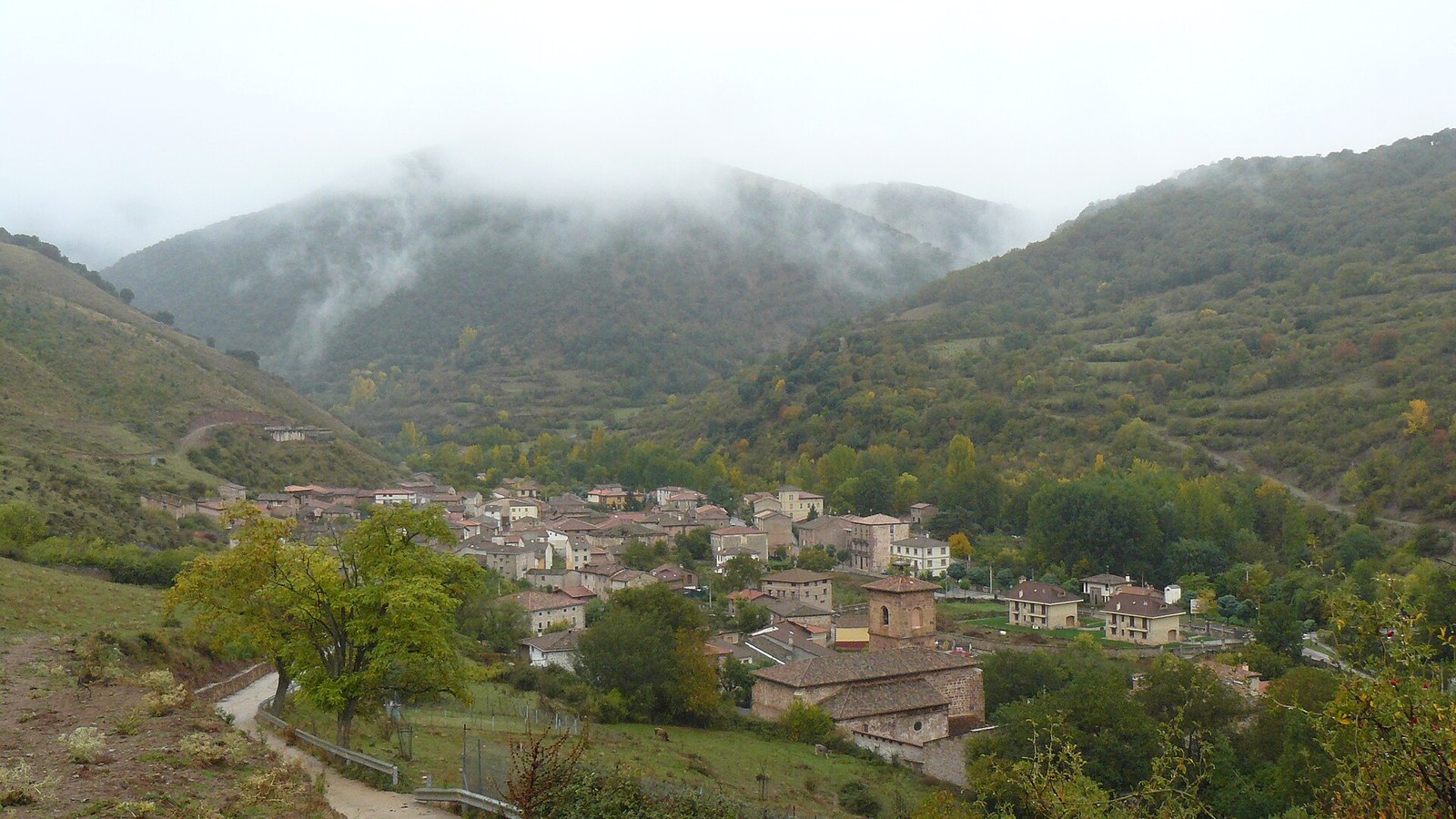 Viniegra de Abajo en su valle, con la niebla sobre los montes de la sierra de la Demanda