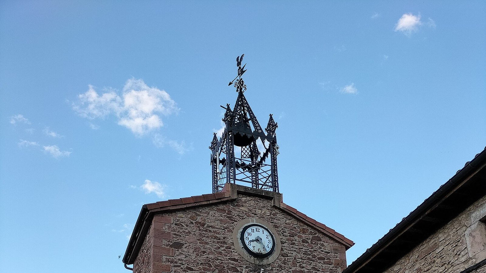 La casa consistorial de Viniegra de Arriba, con su espadaña de hierro y el reloj
