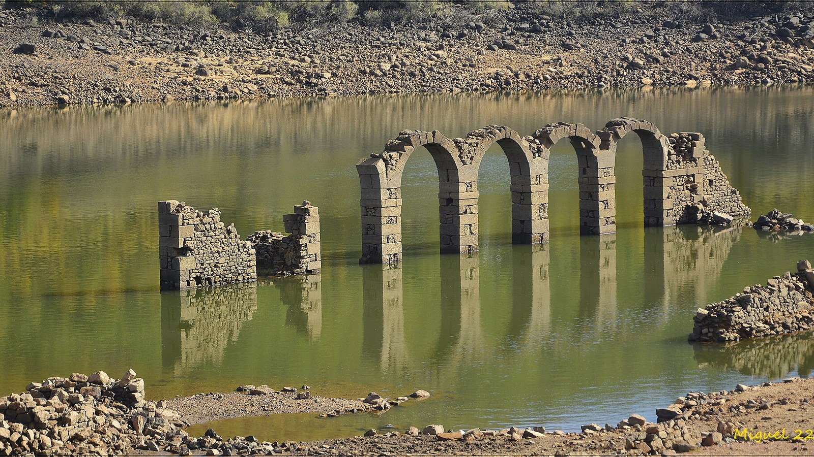 Ruinas del pueblo de La Muedra emergiendo de las aguas del embalse de la Cuerda del Pozo