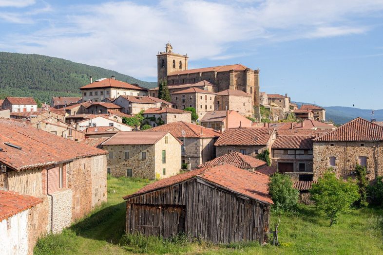 Vinuesa con sus tejados rojos y la iglesia, al pie de los pinares de la sierra soriana