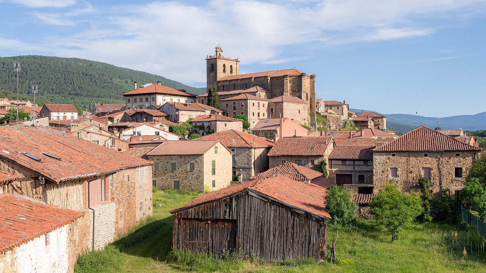 Vinuesa con sus tejados rojos y la iglesia, al pie de los pinares de la sierra soriana