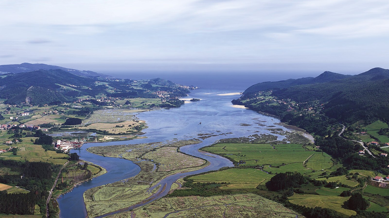 La ría de Urdaibai desde lo alto, con marismas, prados y el mar al fondo