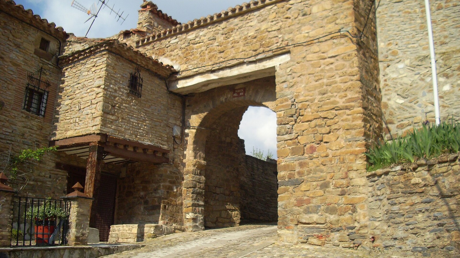 Arco de piedra de la Puerta del Río, uno de los dos vestigios de la muralla de Yanguas